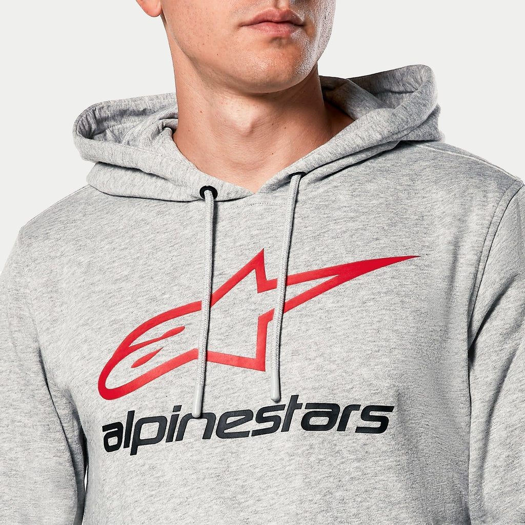 Hoodie Alpinestars Always V3, cinzento mesclado, grande plano do peito com logótipo de estrela vermelha e texto Alpinestars preto, capuz com forro em jersey e cordões cinzentos, streetwear casual de motorsport