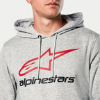 Hoodie Alpinestars Always V3, cinzento mesclado, grande plano do peito com logótipo de estrela vermelha e texto Alpinestars preto, capuz com forro em jersey e cordões cinzentos, streetwear casual de motorsport