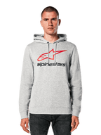 Alpinestars Always V3 Hoodie, cinzento mesclado claro com logótipo de estrela vermelho e preto, usado por um modelo, estilo casual urbano, capuz com cordões, bolso frontal tipo canguru, design inspirado na herança do desporto motorizado