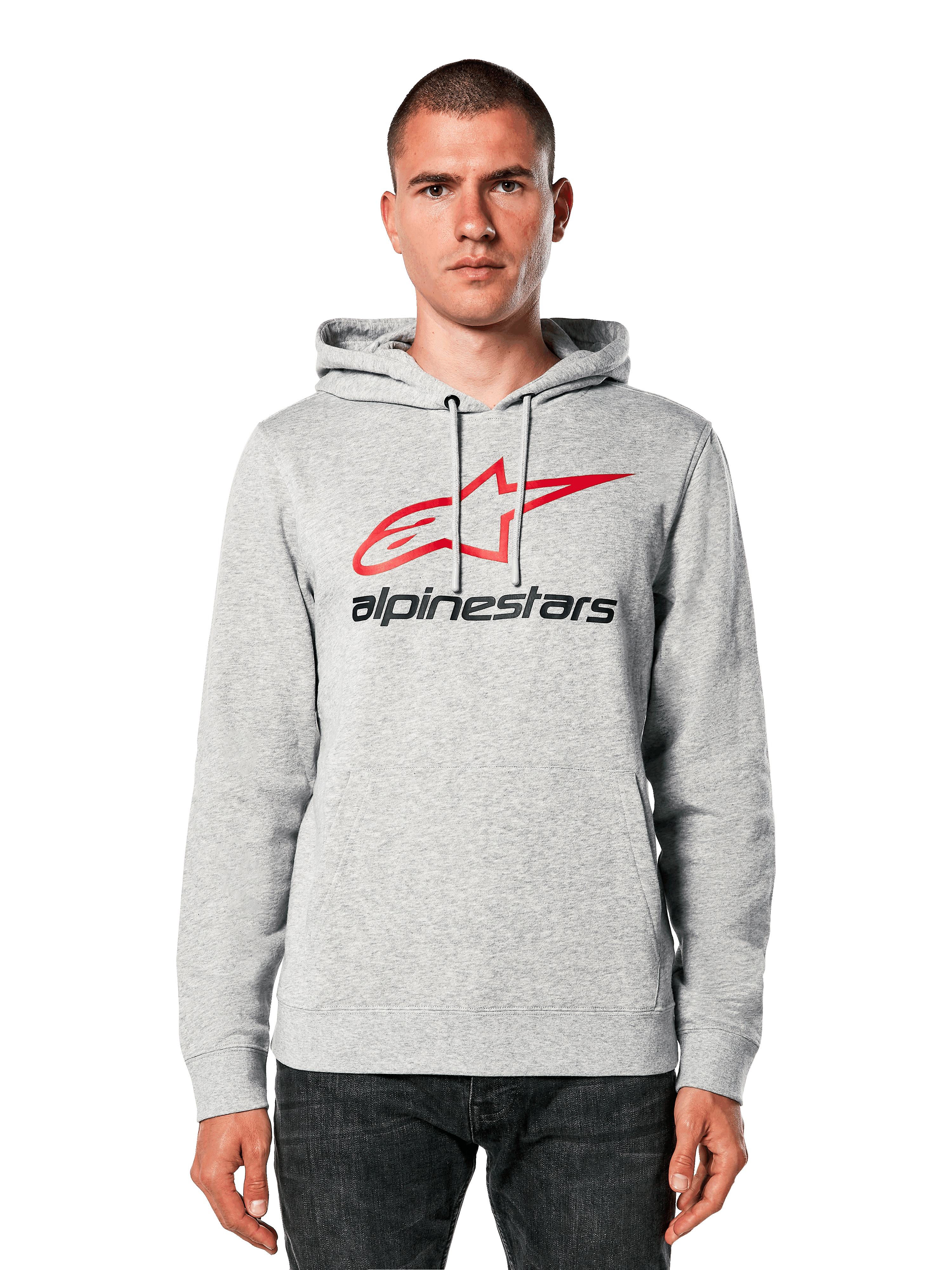 Alpinestars Always V3 Hoodie, cinzento mesclado claro com logótipo de estrela vermelho e preto, usado por um modelo, estilo casual urbano, capuz com cordões, bolso frontal tipo canguru, design inspirado na herança do desporto motorizado