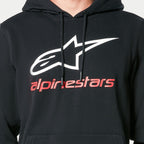 Alpinestars Always V3 Hoodie, camisola de lã preta, com logótipo de estrela branco e texto alpinestars vermelho no peito, cordões pretos com pontas mergulhadas, streetwear casual inspirado no desporto motorizado