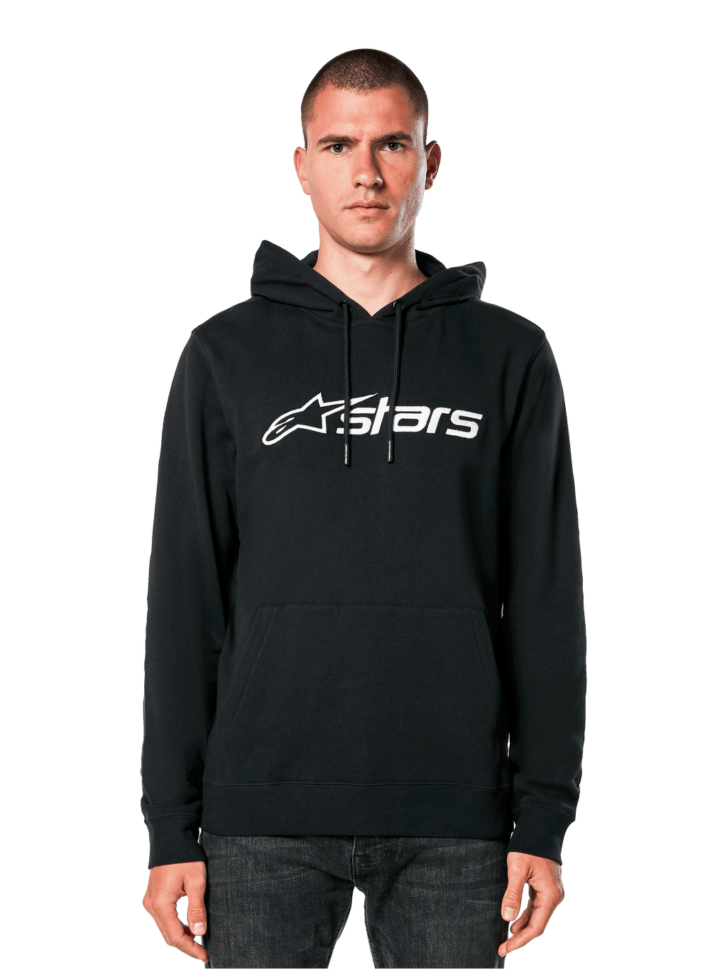 Alpinestars Blaze V3 Hoodie, preto com logótipo branco, estilo streetwear casual, com bolso canguru frontal e capuz com cordões, vestido por um homem, design moderno inspirado no desporto motorizado