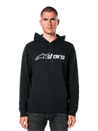 Alpinestars Blaze V3 Hoodie, preto com logótipo branco, estilo streetwear casual, com bolso canguru frontal e capuz com cordões, vestido por um homem, design moderno inspirado no desporto motorizado