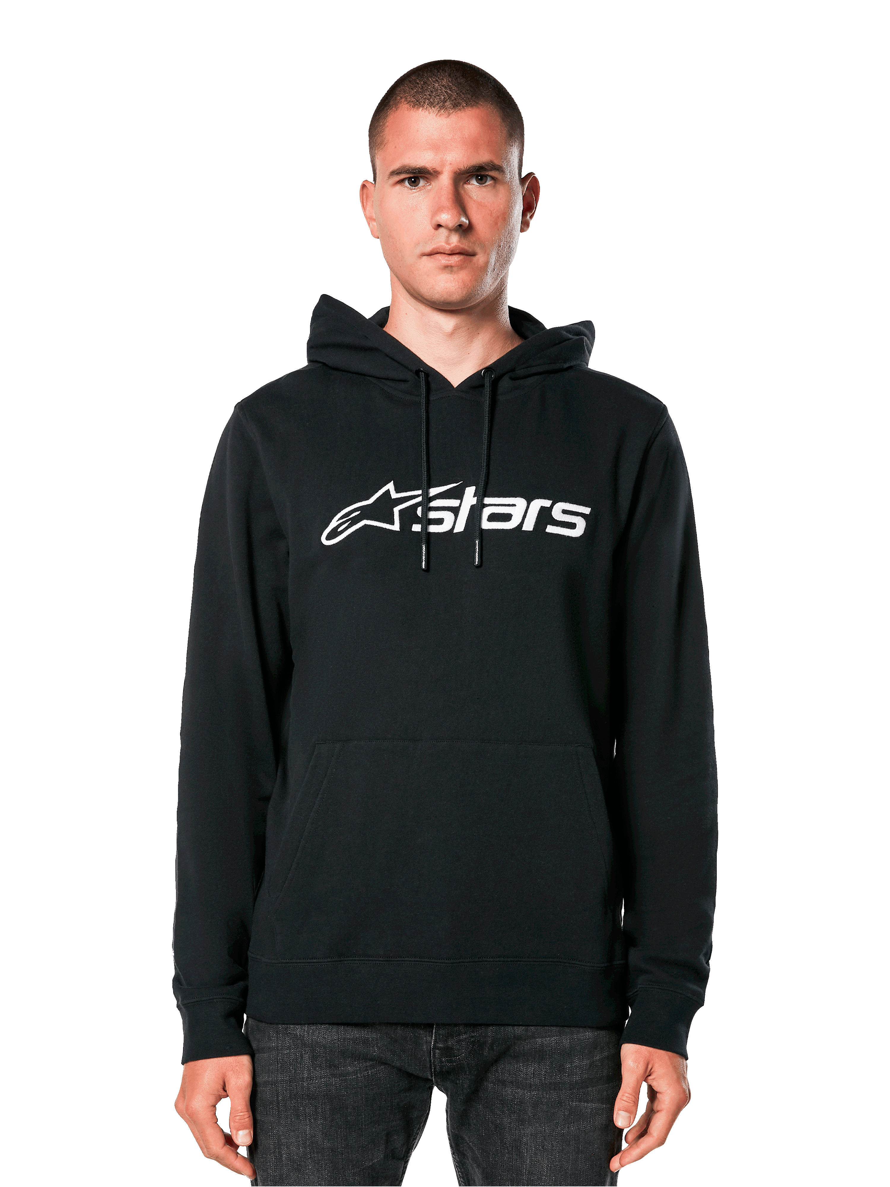 Alpinestars Blaze V3 Hoodie, preto com logótipo branco, estilo streetwear casual, com bolso canguru frontal e capuz com cordões, vestido por um homem, design moderno inspirado no desporto motorizado