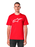 Alpinestars Ageless 2.0 CSF Tee, t-shirt vermelha de manga curta com logótipo de estrela branco, vestuário casual de desportos motorizados, gola redonda, vista frontal com modelo