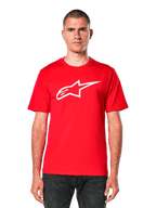 Alpinestars Ageless 2.0 CSF Tee, t-shirt vermelha de manga curta com logótipo de estrela branco, vestuário casual de desportos motorizados, gola redonda, vista frontal com modelo