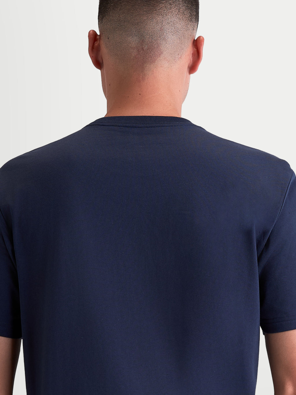 Alpinestars T-shirt Ageless 2.0 CSF, t-shirt de manga curta azul-marinho, vista traseira no modelo mostrando o ajuste cut-and-sew, construção em mistura de algodão e poliéster, casual sportswear