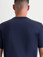 Alpinestars T-shirt Ageless 2.0 CSF, t-shirt de manga curta azul-marinho, vista traseira no modelo mostrando o ajuste cut-and-sew, construção em mistura de algodão e poliéster, casual sportswear