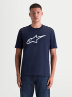 Alpinestars Ageless 2.0 CSF Tee, t-shirt de manga curta unissexo, azul marinho e branca, mistura de algodão e poliéster com logótipo frontal de toque suave, vista frontal em modelo.