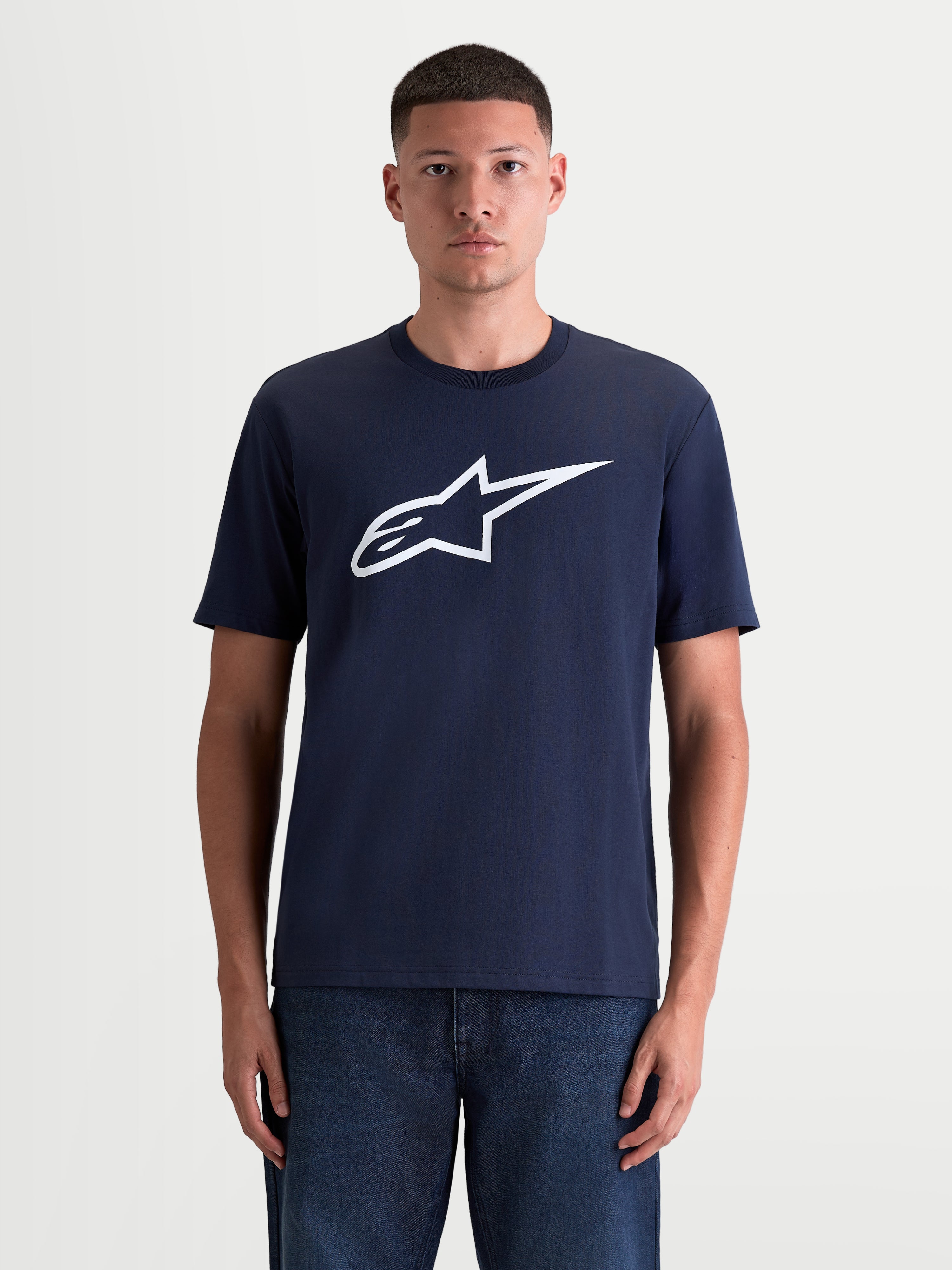 Alpinestars Ageless 2.0 CSF Tee, t-shirt de manga curta unissexo, azul marinho e branca, mistura de algodão e poliéster com logótipo frontal de toque suave, vista frontal em modelo.