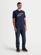 Alpinestars T-Shirt Ageless 2.0 CSF, t-shirt de manga curta para homem, azul-marinho com logótipo frontal grande em branco, casual sportswear, modelo em vista de corpo inteiro.