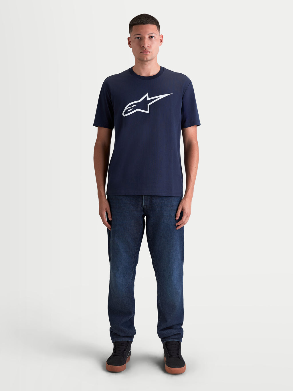 Alpinestars T-Shirt Ageless 2.0 CSF, t-shirt de manga curta unissexo, azul-marinho e branca, casual sportswear, com gráfico do logótipo Ageless no peito, vista frontal no modelo.