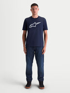 Alpinestars T-Shirt Ageless 2.0 CSF, t-shirt de manga curta unissexo, azul-marinho e branca, casual sportswear, com gráfico do logótipo Ageless no peito, vista frontal no modelo.