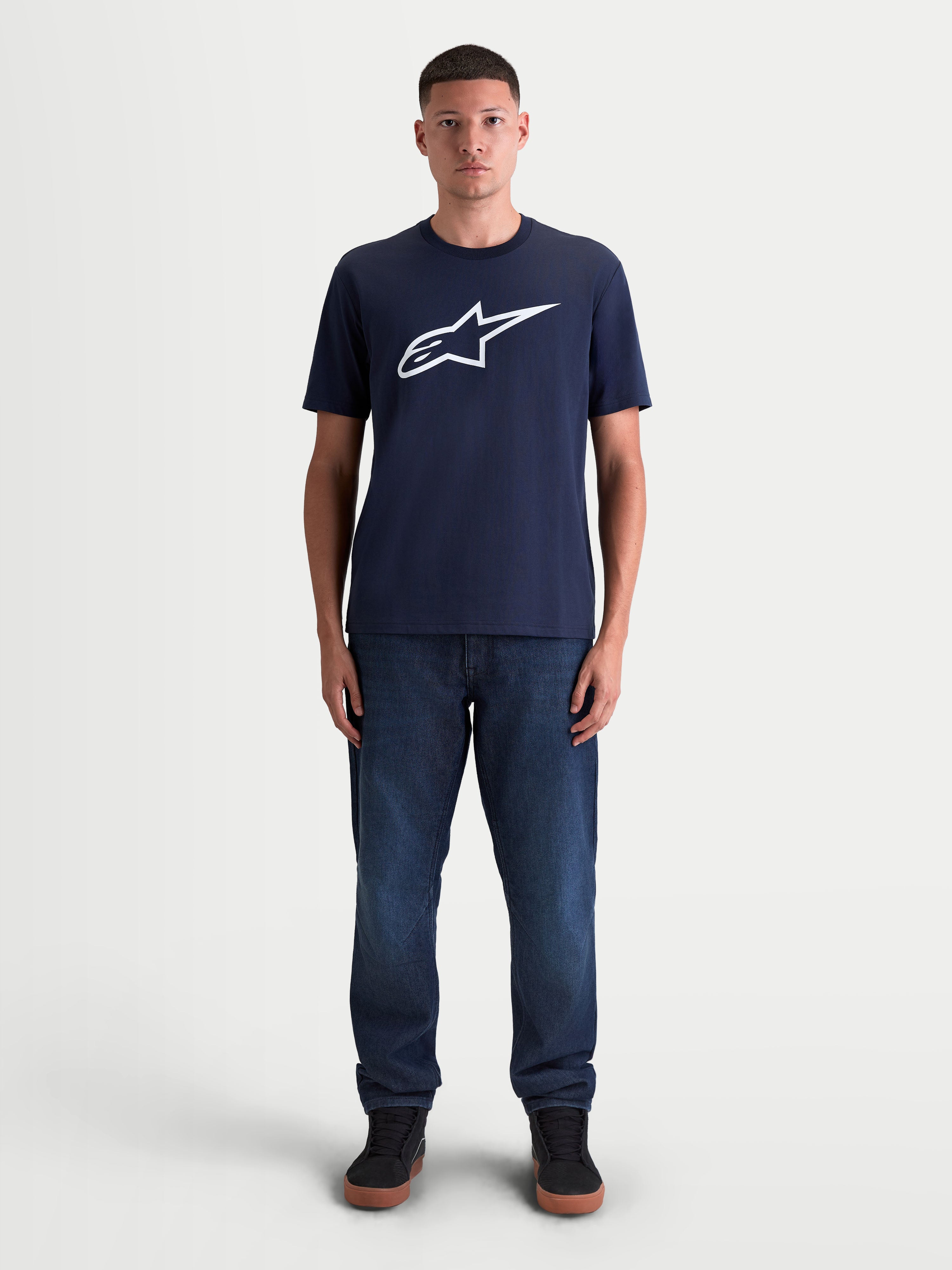 Alpinestars T-Shirt Ageless 2.0 CSF, t-shirt de manga curta unissexo, azul-marinho e branca, casual sportswear, com gráfico do logótipo Ageless no peito, vista frontal no modelo.