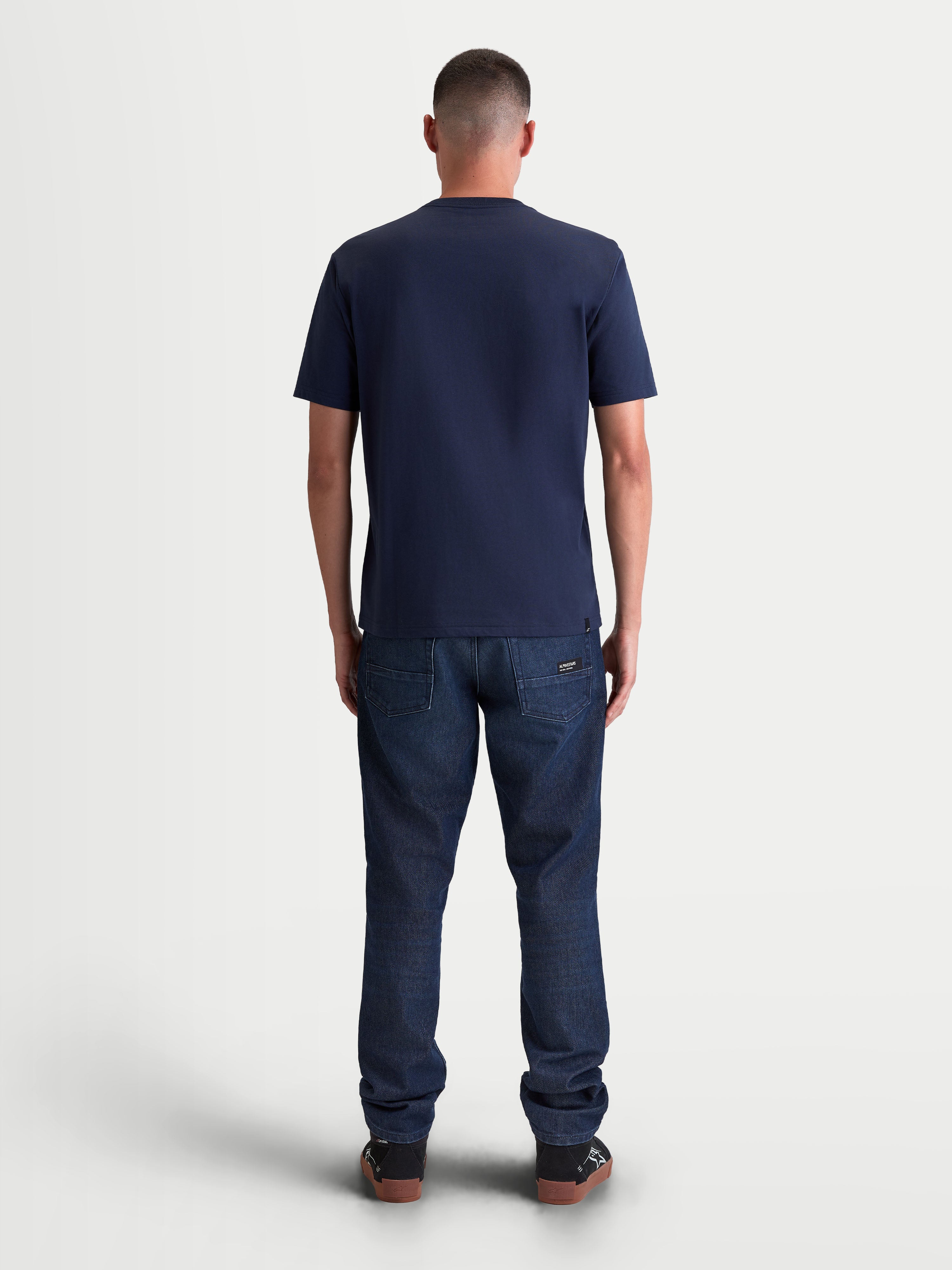 Alpinestars T-shirt Ageless 2.0 CSF, t-shirt de manga curta para homem, azul, vista traseira em modelo, corte estruturado e construção em mistura de algodão e poliéster, casual sportswear.