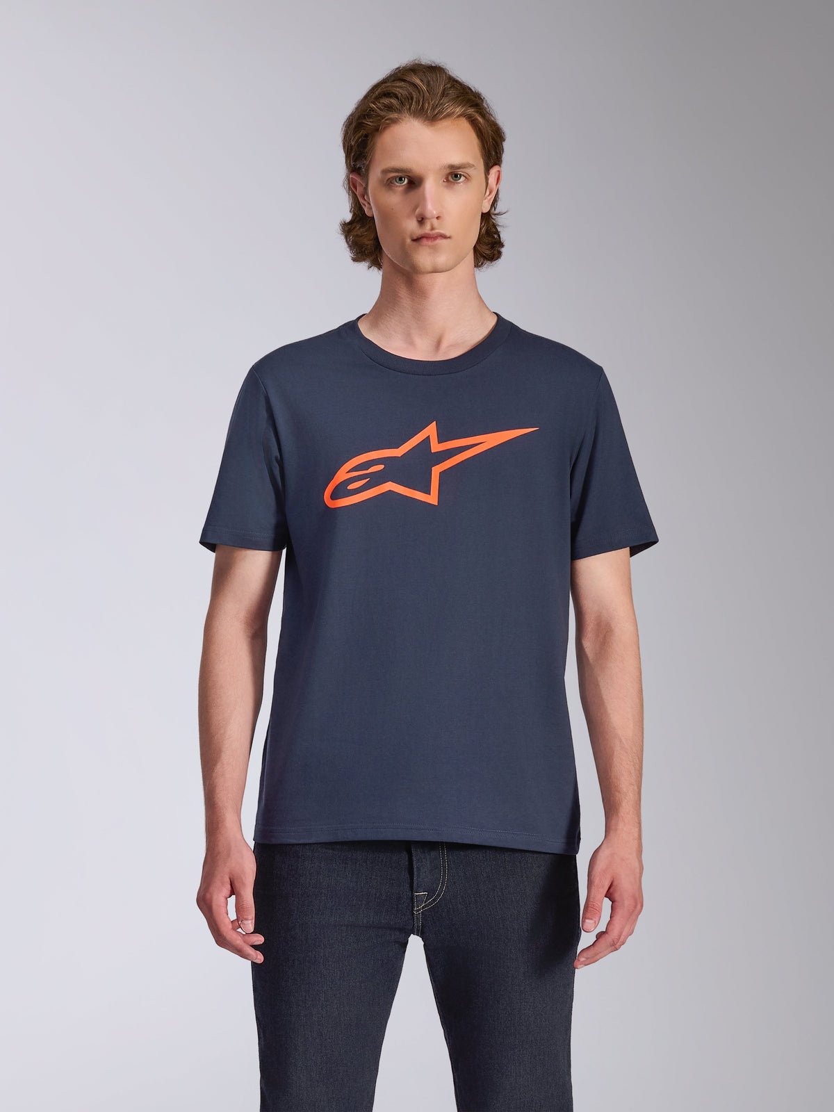 Alpinestars Ageless 2.0 CSF Tee, t-shirt de manga curta, azul marinho com logótipo laranja, arte frontal de capacete MX, streetwear casual inspirado no desporto motorizado