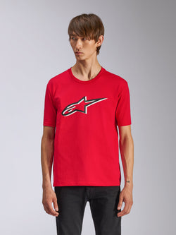 Alpinestars Ageless Shadow CSF Tee, t-shirt de manga curta vermelha, com o logótipo Ageless na frente com contornos pretos e brancos, vestida por um homem com calças pretas, casual motorsport streetwear