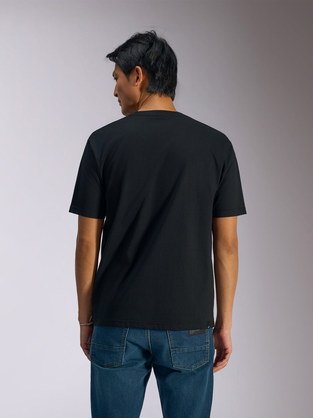Alpinestars Ageless Shadow CSF Tee, t-shirt de manga curta, preta, vista traseira no modelo, design simples com corte casual streetwear