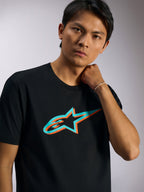Alpinestars Ageless Shadow CSF Tee, t-shirt de manga curta, preta com logótipo em sombra turquesa e laranja, usada por modelo, streetwear casual inspirado no desporto motorizado