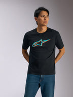 Alpinestars Ageless Shadow CSF Tee, t-shirt de manga curta, preta com logótipo em sombra turquesa e laranja, vestida por um homem com calças de ganga azuis, streetwear casual de estilo motorsport