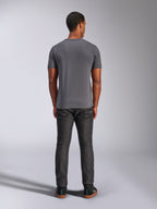Alpinestars Always 2.0 CSF Tee, t-shirt de manga curta, cinzento carvão, vista traseira, usada com calças de ganga escuras, streetwear casual inspirado no desporto motorizado