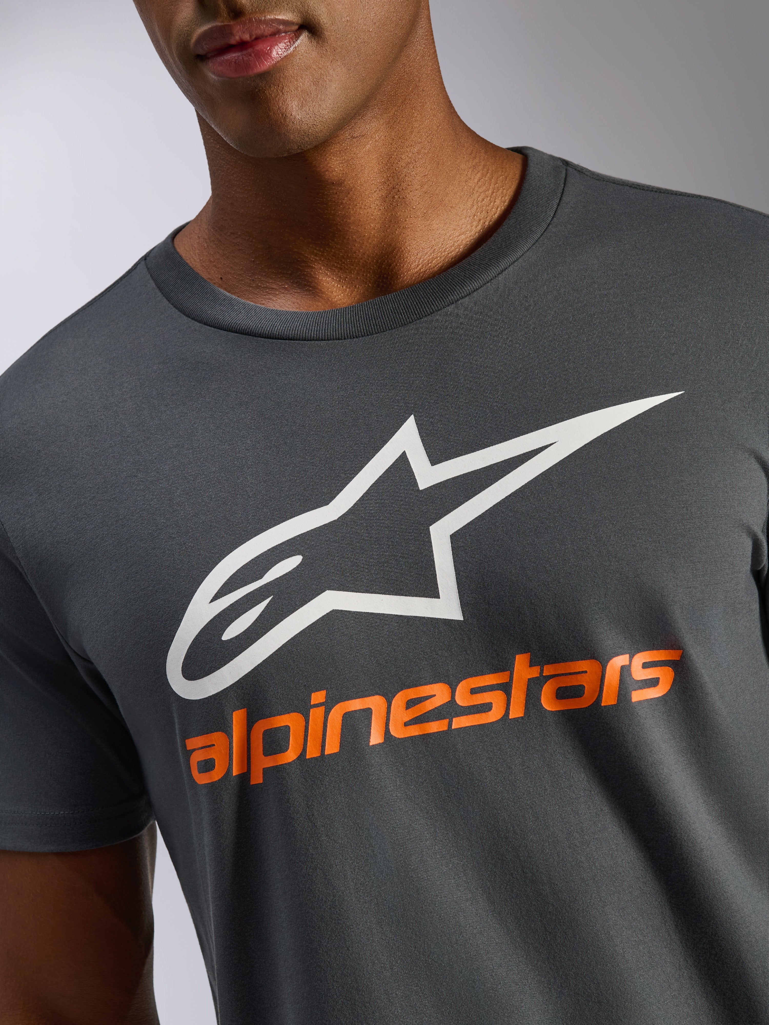 Alpinestars Always 2.0 CSF Tee, t-shirt de manga curta, cinzento carvão, logótipo A-star branco e letras Alpinestars cor-de-laranja, streetwear casual de desportos motorizados