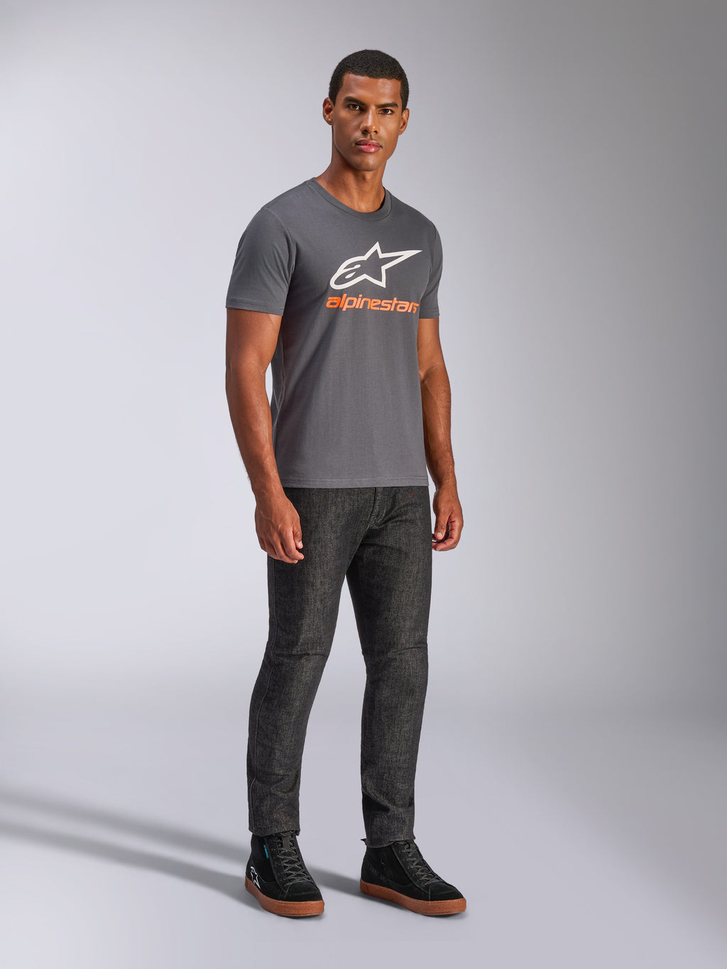 Alpinestars Always 2.0 CSF Tee, t-shirt de manga curta, cinzento antracite, logótipo A-star branco com marca em laranja, streetwear casual de desportos motorizados usado com calças de ganga escuras e sapatilhas pretas