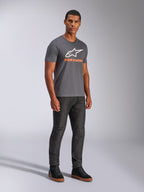Alpinestars Always 2.0 CSF Tee, t-shirt de manga curta, cinzento antracite, logótipo A-star branco com marca em laranja, streetwear casual de desportos motorizados usado com calças de ganga escuras e sapatilhas pretas