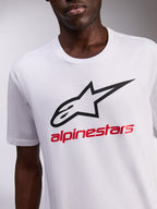 Alpinestars Always 2.0 CSF Tee, t-shirt de manga curta, branca com logótipo Alpinestars preto e texto vermelho, vestida por um modelo, roupa desportiva casual de motorsport