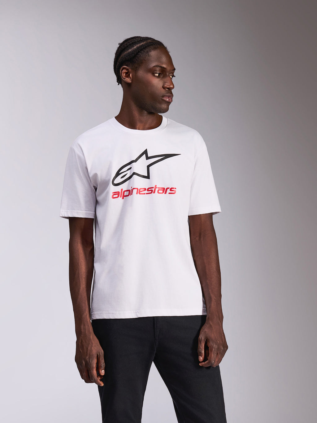 Alpinestars Always 2.0 CSF Tee, t-shirt de manga curta, branca, logótipo Alpinestars preto e texto vermelho, vestuário desportivo casual de desportos motorizados