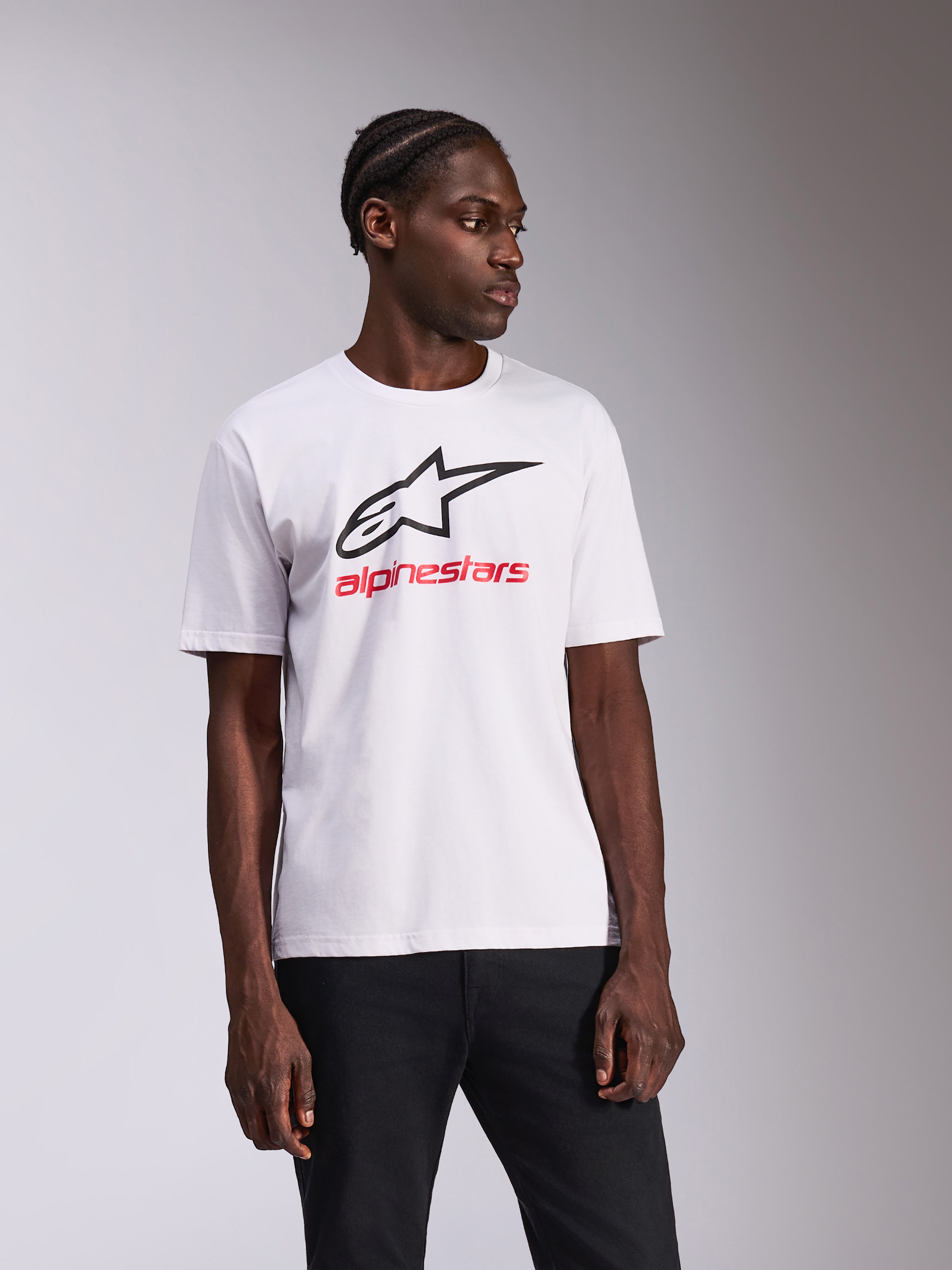Alpinestars Always 2.0 CSF Tee, t-shirt de manga curta, branca, logótipo Alpinestars preto e texto vermelho, vestuário desportivo casual de desportos motorizados