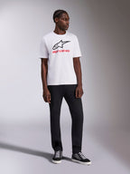 Alpinestars Always 2.0 CSF Tee, t-shirt de manga curta, branca, logótipo Astar preto e grafismo Alpinestars em vermelho, usada por um modelo com calças pretas e sapatilhas de cano alto, vestuário casual de motorsport