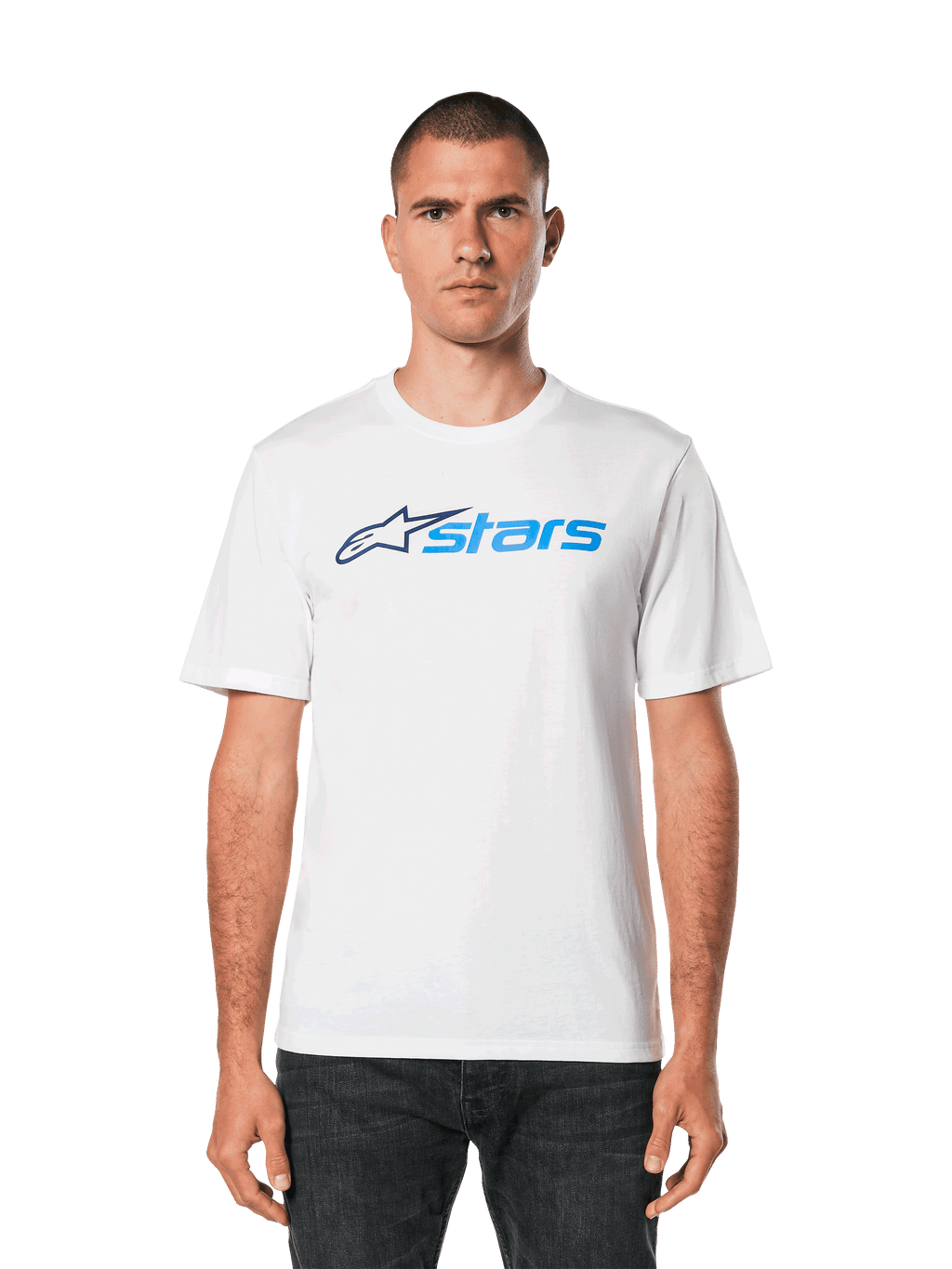 Alpinestars Blaze 2.0 CSF Tee, t-shirt branca de manga curta, logótipo Alpinestars azul, streetwear casual de inspiração motorsport, usada com calças de ganga escuras