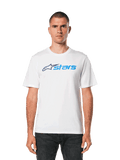 Alpinestars Blaze 2.0 CSF Tee, t-shirt branca de manga curta, logótipo Alpinestars azul, streetwear casual de inspiração motorsport, usada com calças de ganga escuras