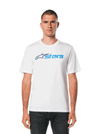 Alpinestars Blaze 2.0 CSF Tee, t-shirt branca de manga curta, logótipo Alpinestars azul, streetwear casual de inspiração motorsport, usada com calças de ganga escuras