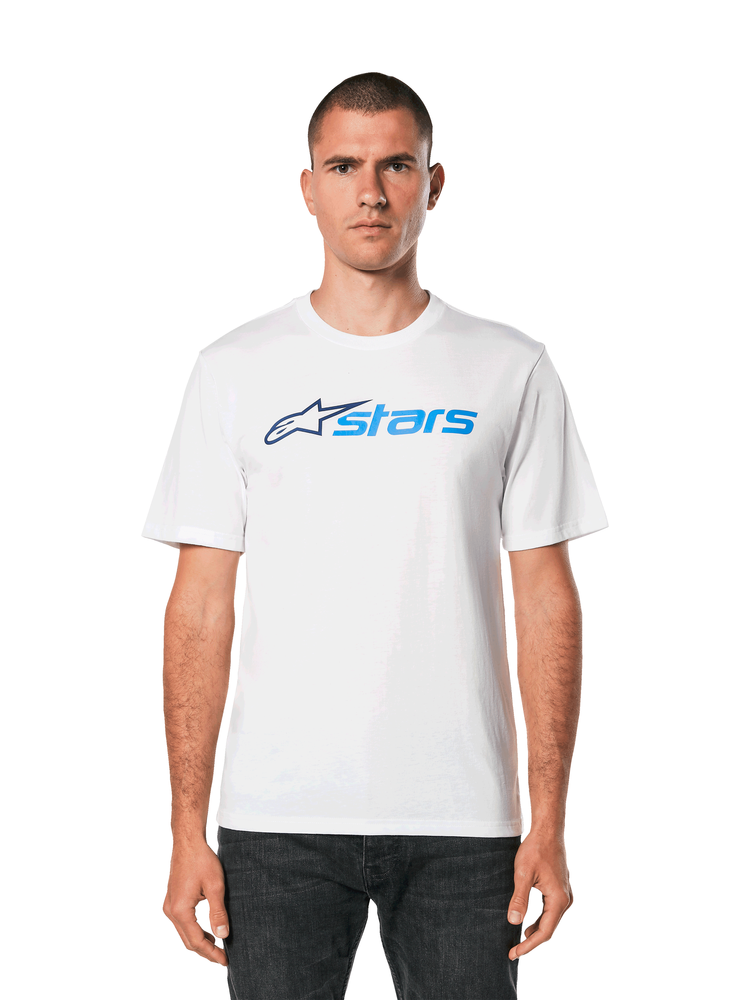 Alpinestars Blaze 2.0 CSF Tee, t-shirt branca de manga curta, logótipo Alpinestars azul, streetwear casual de inspiração motorsport, usada com calças de ganga escuras