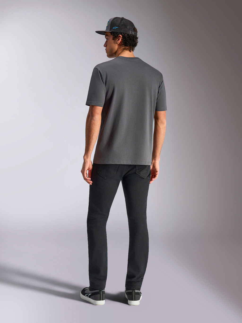 Alpinestars Blaze 2.0 CSF Tee, cinzento carvão, vista traseira, T-shirt de manga curta, usada com calças pretas e um boné de rede preto, streetwear casual de desportos motorizados