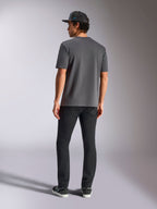 Alpinestars Blaze 2.0 CSF Tee, cinzento carvão, vista traseira, T-shirt de manga curta, usada com calças pretas e um boné de rede preto, streetwear casual de desportos motorizados