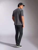 Alpinestars Blaze 2.0 CSF Tee, t-shirt de manga curta, cinzenta, vista traseira usada por modelo com calças pretas e boné preto, streetwear casual de motorsport