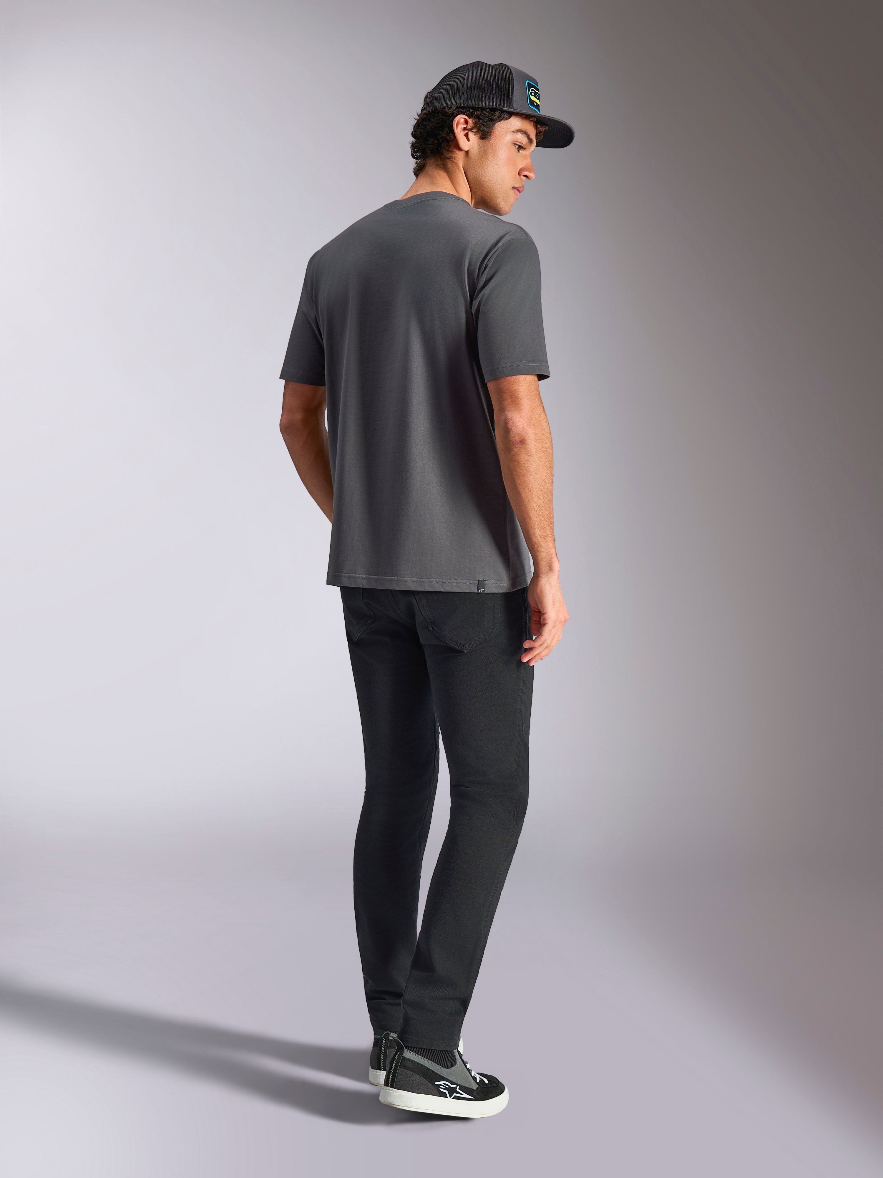 Alpinestars Blaze 2.0 CSF Tee, t-shirt de manga curta, cinzenta, vista traseira usada por modelo com calças pretas e boné preto, streetwear casual de motorsport