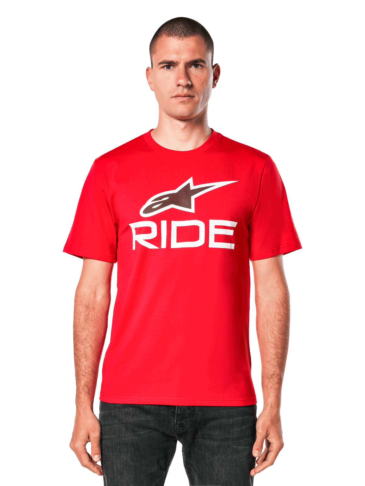 Alpinestars Ride 4.0 CSF Tee, t-shirt vermelha de manga curta, logótipo da estrela Alpinestars branco e gráfico "RIDE" no peito, vista frontal no modelo, vestuário casual de desportos motorizados