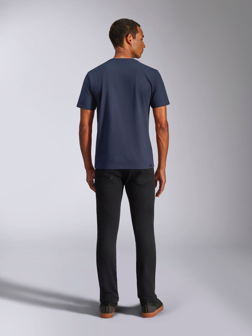 Alpinestars Ride 4.0 CSF Tee, t-shirt de manga curta, azul-marinho, vista traseira no modelo, combinada com calças de ganga pretas, streetwear casual inspirado no desporto motorizado