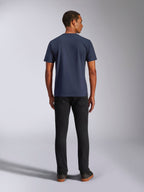 Alpinestars Ride 4.0 CSF Tee, t-shirt de manga curta, azul-marinho, vista traseira no modelo, combinada com calças de ganga pretas, streetwear casual inspirado no desporto motorizado