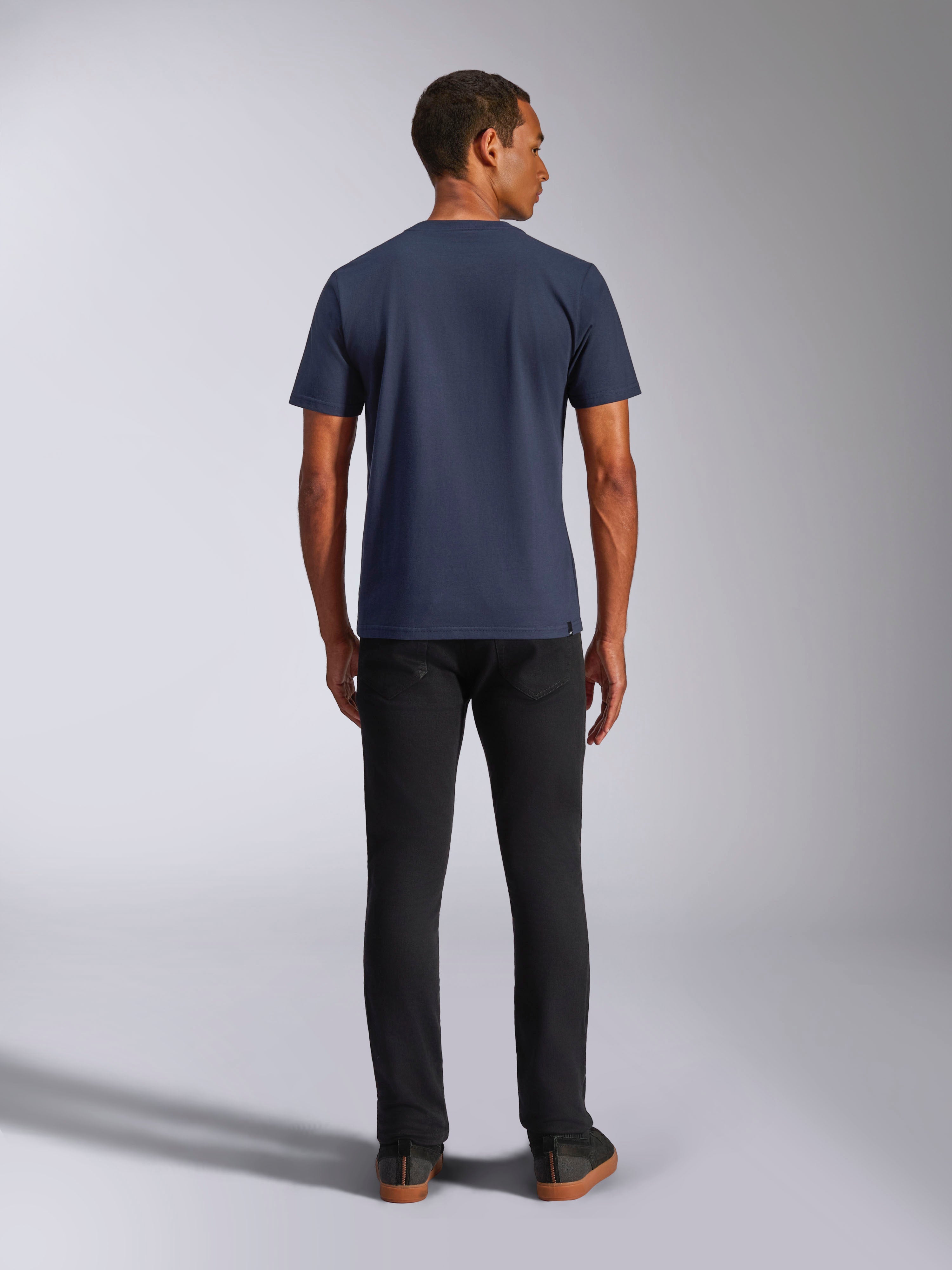 Alpinestars Ride 4.0 CSF Tee, t-shirt de manga curta, azul-marinho, vista traseira no modelo, combinada com calças de ganga pretas, streetwear casual inspirado no desporto motorizado