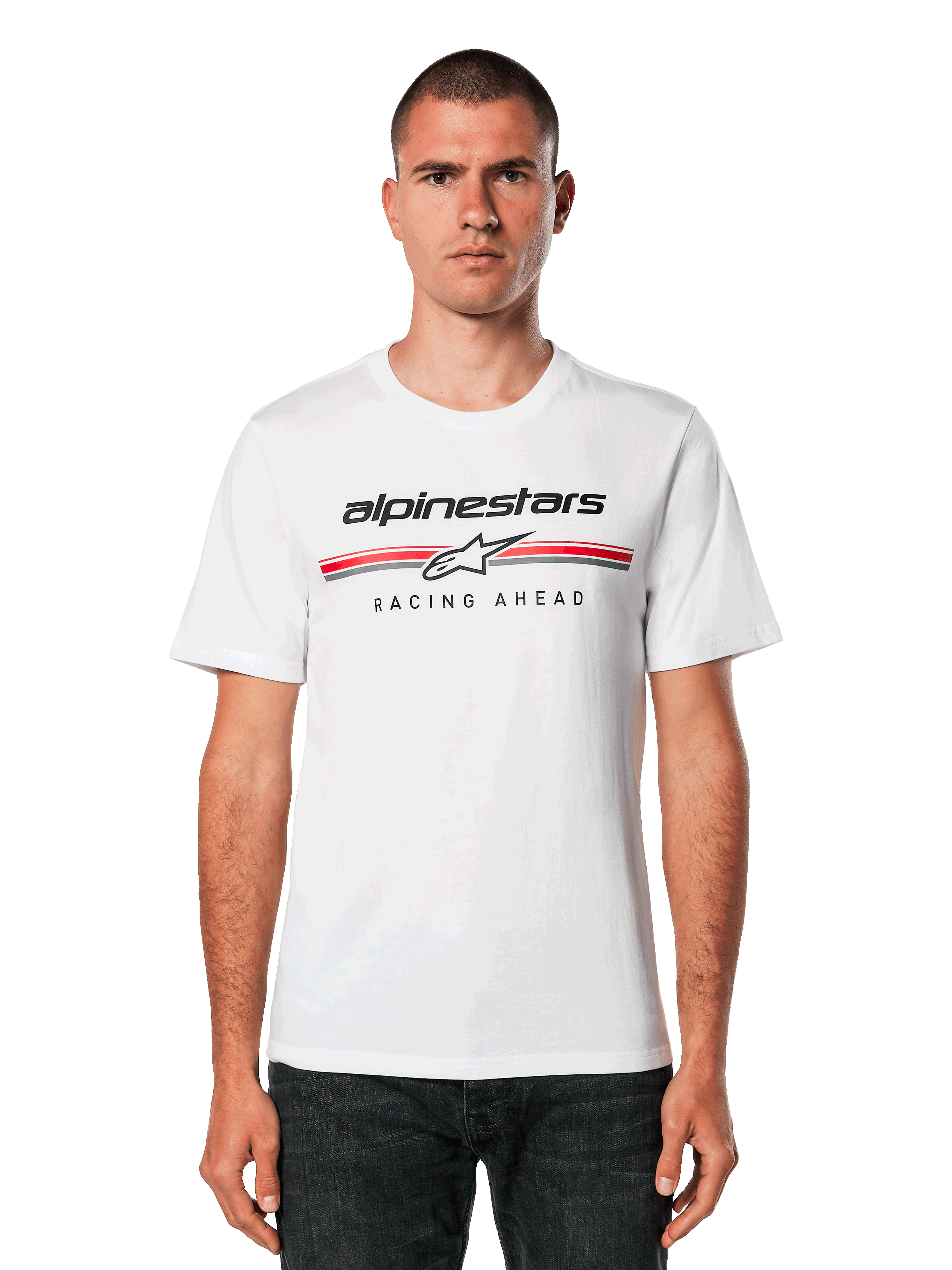Alpinestars Betteryet CSF Tee, t-shirt branca de manga curta, apresenta o logótipo Alpinestars em preto e riscas vermelhas e cinzentas com o grafismo "Racing Ahead", vestida por um homem com calças de ganga escuras, estilo casual motorsport streetwear
