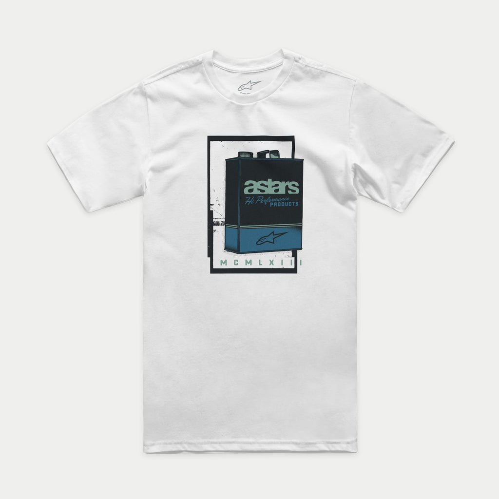 Alpinestars Galun CSF Tee, T-shirt de manga curta, branca, com um gráfico central de uma lata de gasolina vintage, o texto 'astars Hi Performance Products' e algarismos romanos, vestuário desportivo casual de desportos motorizados