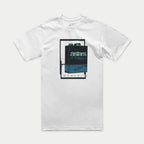 Alpinestars Galun CSF Tee, T-shirt de manga curta, branca, com um gráfico central de uma lata de gasolina vintage, o texto 'astars Hi Performance Products' e algarismos romanos, vestuário desportivo casual de desportos motorizados