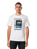Alpinestars Galun CSF Tee, t-shirt branca de manga curta, gráfico de lata de gasolina vintage em azul e preto com logótipo Astars e numeração romana MCMLXIII, streetwear casual de motorsport
