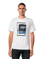 Alpinestars Galun CSF Tee, t-shirt branca de manga curta, gráfico de lata de gasolina vintage em azul e preto com logótipo Astars e numeração romana MCMLXIII, streetwear casual de motorsport