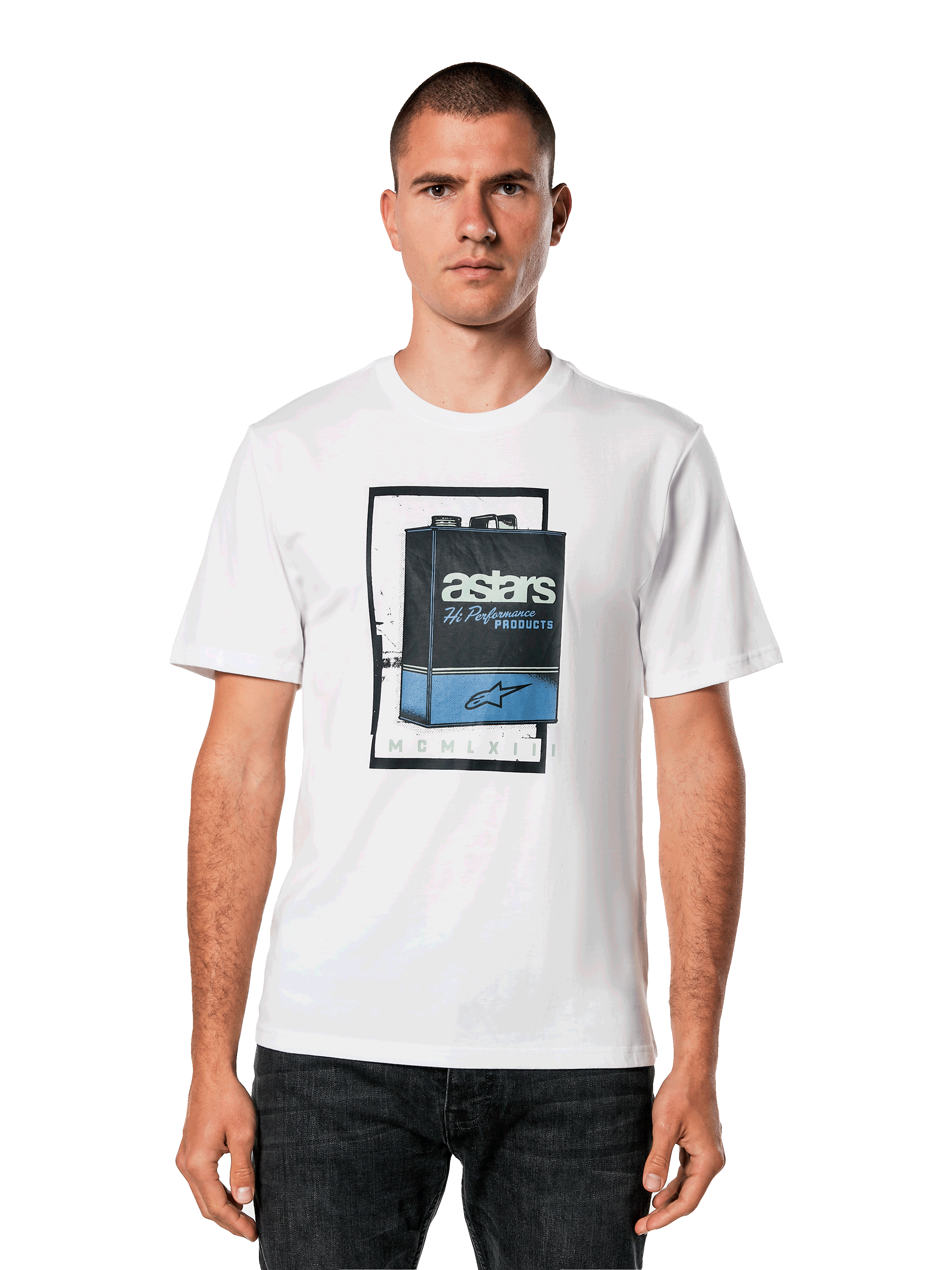 Alpinestars Galun CSF Tee, t-shirt branca de manga curta, gráfico de lata de gasolina vintage em azul e preto com logótipo Astars e numeração romana MCMLXIII, streetwear casual de motorsport